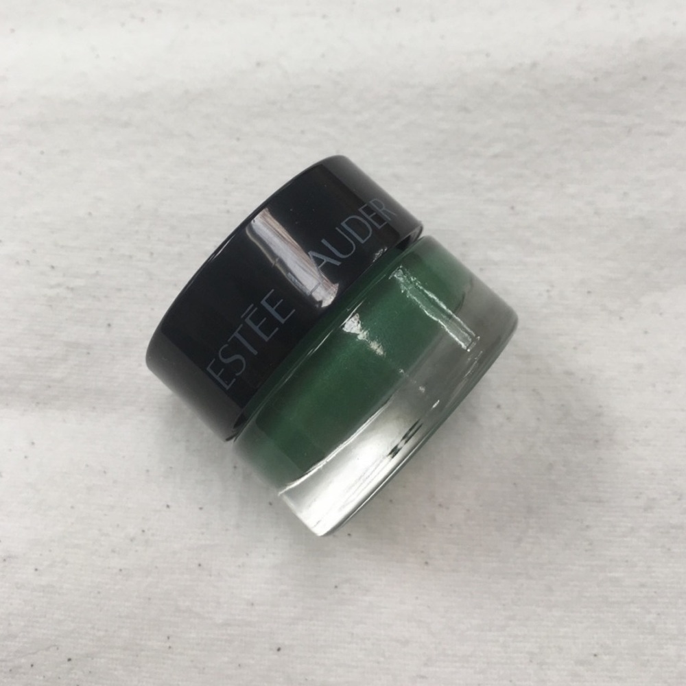 Estée Lauder Shadow Paint in Extreme Emerald